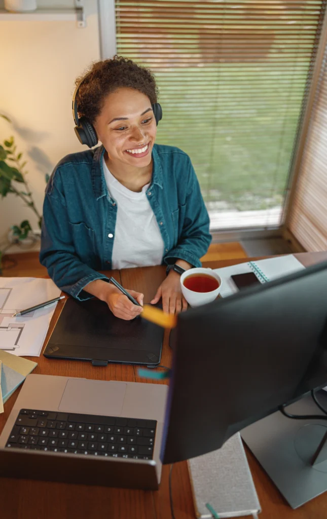 Frau am Computer nimmt an einem Webinar teil.